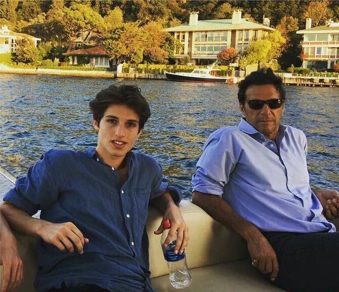 dexiewrites's tweet photo. “I understand the people of Pakistan want their chosen leader free, but I miss my father more than ever.” 💔 https://t.co/jnpqsBWneJ