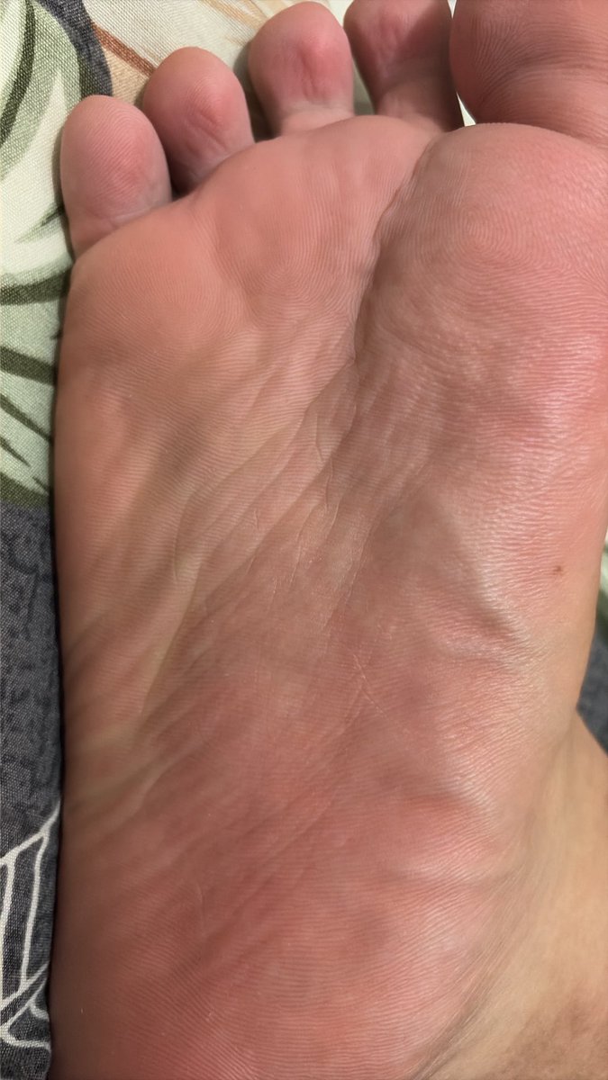 littlektkee's tweet photo. 無野做就影下啲紋 #footfetısh #hk #腳板底 #foottickle #tickling https://t.co/PjQryQUUa3