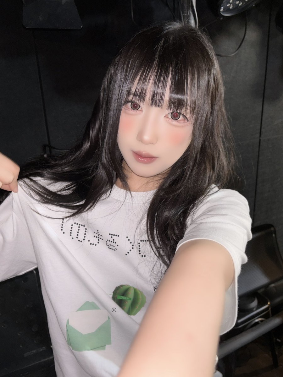 tt_3itsu's tweet photo. 260719 私の居場所
260721 海に一緒に行かない？

타미 졸공과 바캉스 특의 라이브 출연 했습니다!!
(비슷한 구도의 사진으로 했어요 근데 느낌이 엄청 다르다 ㅋ - ㅋ)
함께해 주신 분들 다들 너무너무 감사드립니다 🫰🏻

타미 졸공에서는 86서머필름 유닛곡으로 참여했어요!! 의미있는 라이브에서 함께 무대를 할 수 있어서 기뻤습니다  ᐢ  ̫ ᐢ  (타미야가지마..)
좋아하는 노래기도 하고 잘하고 싶었는데!!!! 너무��� 틀려버렸다 .. ㅜ ㅜ 그치만 재밌었어요 연습하면서도 무대하면서도!!! 타미 졸업 추카해.. 무대를 보면서도 슬펏다 .. 조아하는 친구의 졸업은 언제나 슬픈 것 같아요 하지만 그래도 언제나 응원합니다 ㅠ  ̫ ㅠ !!! 💚

21일에는 아틀리에홀에서 바캉스 특의를 입었슴니다!! 원래 하와이안 셔츠를 다같이 시켰는데 오지 않아서 .. (라이브 다음 날 도착해써요…)
이키에게 마린룩을 빌렸답니다!!!! 크크
고마워요이키님😍😍💚💚
25분 라이브!! 시그널과 프레이도 둘다 보여주고 신나는 라이브 였어요 🤟 다들 함께해주셔서 감사함니다 🫪

다음 라이브는 내일 아틀리에홀에서 페이터스분들 100일 라이브!! 그리고 토요일에 옥타바리움에서 라이브가 있슴니다
다들 더위와 비 조심하세요!! 감사합니다 (_ _)