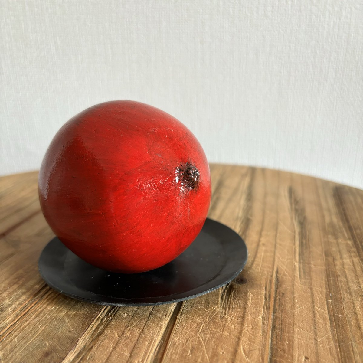 yorisoukurashi's tweet photo. 「柘榴　愚考、もしくは」
柘榴の果実に「愚かしさ」って花言葉があると知った時、直感的に作ってみたいと思った。
ガーネットの石言葉には「友愛」というものがある。本展示テーマの「恋」というのはそういうものの絶妙なバランスを指しているのかも知れない。#恋展2026 #吉祥寺 https://t.co/h4OZ6WvAUh