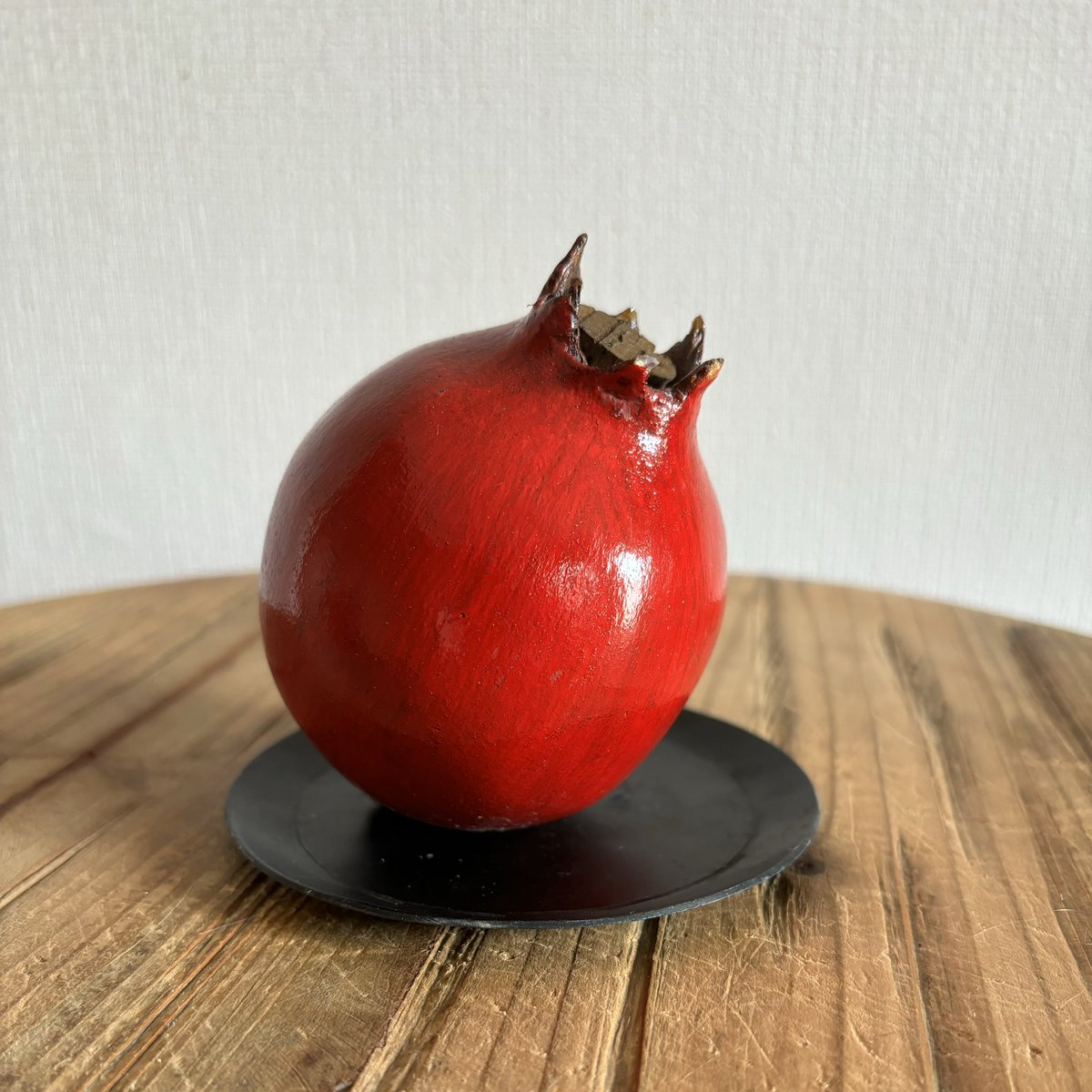 yorisoukurashi's tweet photo. 「柘榴　愚考、もしくは」
柘榴の果実に「愚かしさ」って花言葉があると知った時、直感的に作ってみたいと思った。
ガーネットの石言葉には「友愛」というものがある。本展示テーマの「恋」というのはそういうものの絶妙なバランスを指しているのかも知れない。#恋展2026 #吉祥寺 https://t.co/h4OZ6WvAUh