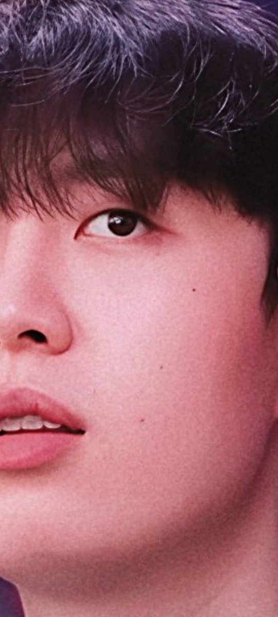 kumareiii's tweet photo. I can't get over this photo of Kanavi 🫠 He's so pretty while complaining about headphones 😭

Even the close-up...just wow. Captain has four moles on his face plus two on his neck? 🥺 https://t.co/eaiI2Olseo
