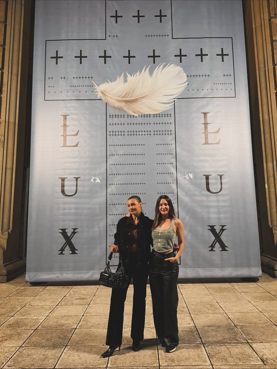 ivanabaquerq28w's tweet photo. 🫶🏼
Presentación en Barcelona del nuevo disco LUX de @
Eso si, no filming allowed 📵 así que lo que pasó ahí dentro quedará entre nos! https://t.co/nPaIvvezTo