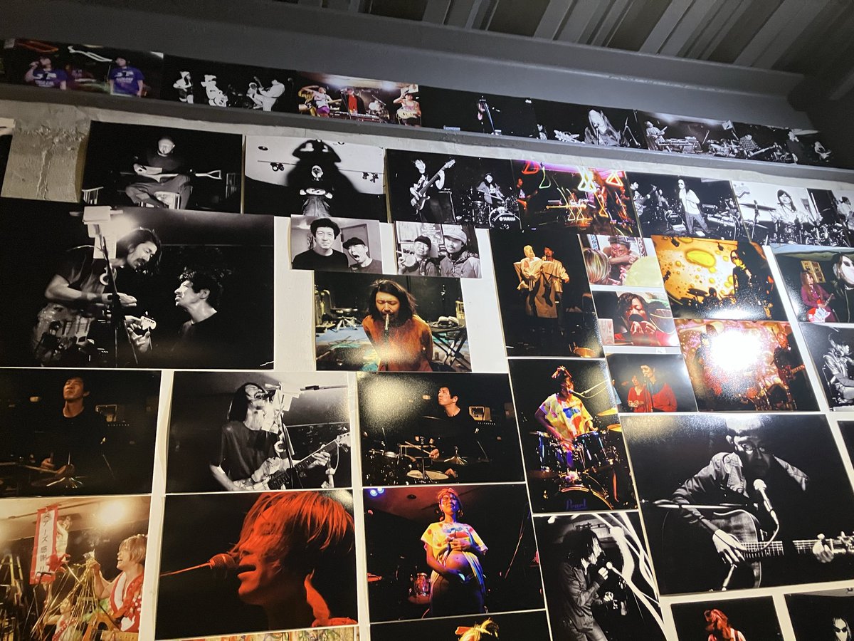 emikovic's tweet photo. はたさちおライブ写真展@Scent Gallery Cafe Mikayamaへ。遂に今月末に��場所での営業は終了となる難波ベアーズで撮影されたLive写真とOff shot‼︎懐かしくて胸熱になりました..。はたさん,有難う‼︎📸展示は26日まで。
@Scent Gallery Cafe Mikayama
大阪市浪速区敷津西1-5-20 
大国町駅から徒歩5分 https://t.co/gLNssXjhQI