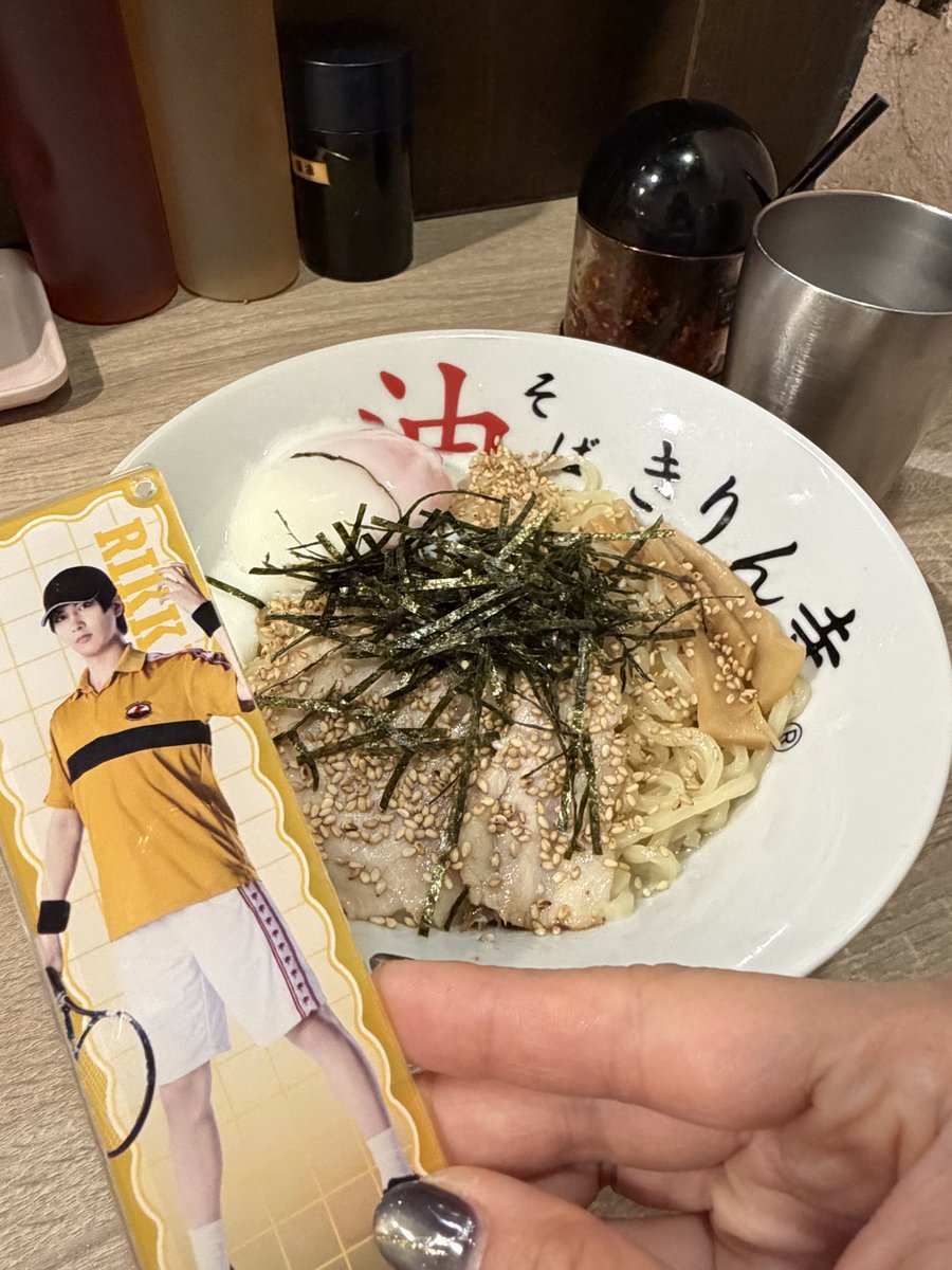 carinmars's tweet photo. ここ数日の観劇は夜公演ばかり。

部長副部長は終演後でもたくさん食べてまだまだ大きくなりますが、試合もせず客席に座っていただけの私は、この量はさすがに無理でした😂

ということで、今日は午後のうちに行ってきました🍜 https://t.co/FAvvOv8Mal