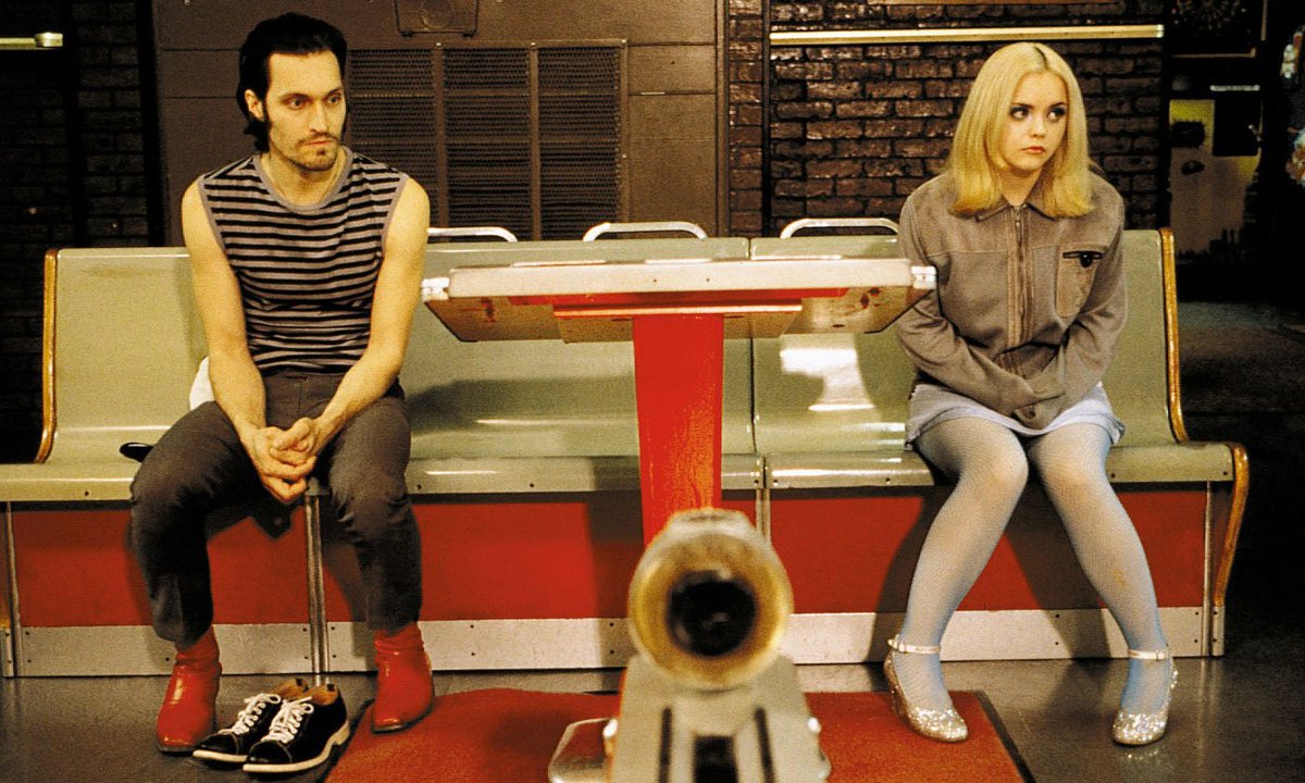MarceloFormiga7's tweet photo. Indicação de 4 filmes por ano - Anos 90
• 1998
Olhos de Serpente, Brian De Palma 🇺🇸
Festa de Família, Thomas Vinterberg 🇩🇰
Buffalo 66, Vincent Gallo 🇺🇸
Enigma do Poder (New Rose Hotel), Abel Ferrara 🇺🇸

amanhã posto de 1999 e termino essa série de recomendações https://t.co/iqUgTCAgTO