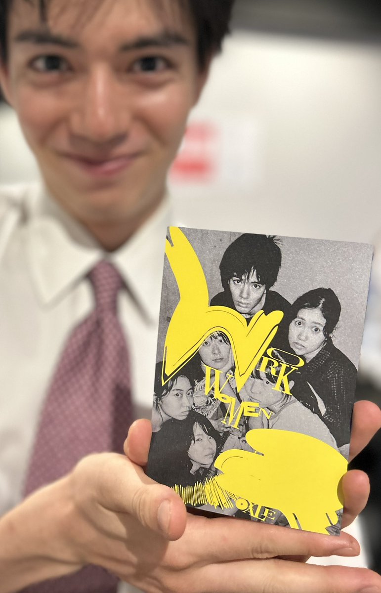kimie_e_e's tweet photo. 明日7/24から本番！

劇団ゴメンチ『ワークウーマンロワイヤル』にて【物販デザイン（脚本カード[大][小]）】と【音響操作】をしております。

カードはメタリック写真の上から黄色で重ね塗りしました。

今回出演する劇研同期の世羅田は最近ジュノンボーイBest75に残り30に残ろうとしているそうです。 https://t.co/fqgTYiIB3Z