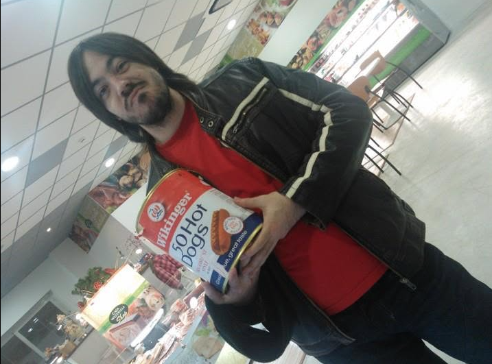 AlbertORoura's tweet photo. @NaideSabeNada hace 13 años me hice esta foto con una lata de 50 hot dogs en Casa Westfalia (en Girona). Prueba de que sí se trabaja la salchicha enlatada. https://t.co/j20lvTLBbg