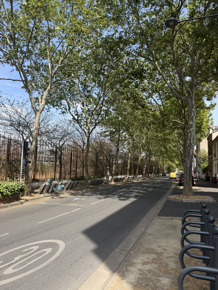 akiradayooooo's tweet photo. 異国って感じがする
テレビで見たことある街並み
フランス歩くの楽しい https://t.co/8TXMqWVxZk