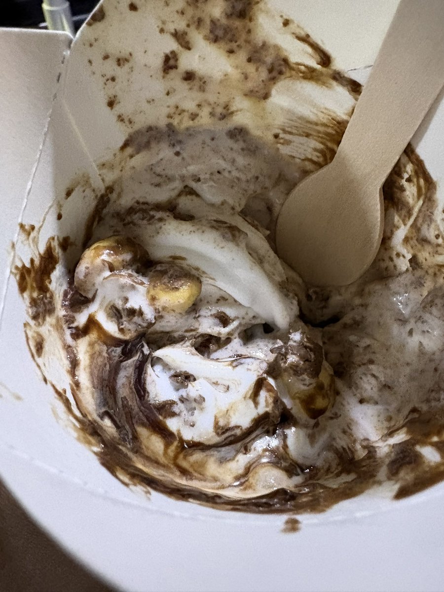 hassy_WR's tweet photo. 今日もドライブ連れてけアピールがえぐかったんで近所のマクドへドライブスルー！
いただきチョコボールフルーリー🤤 https://t.co/rwdECHyw2E