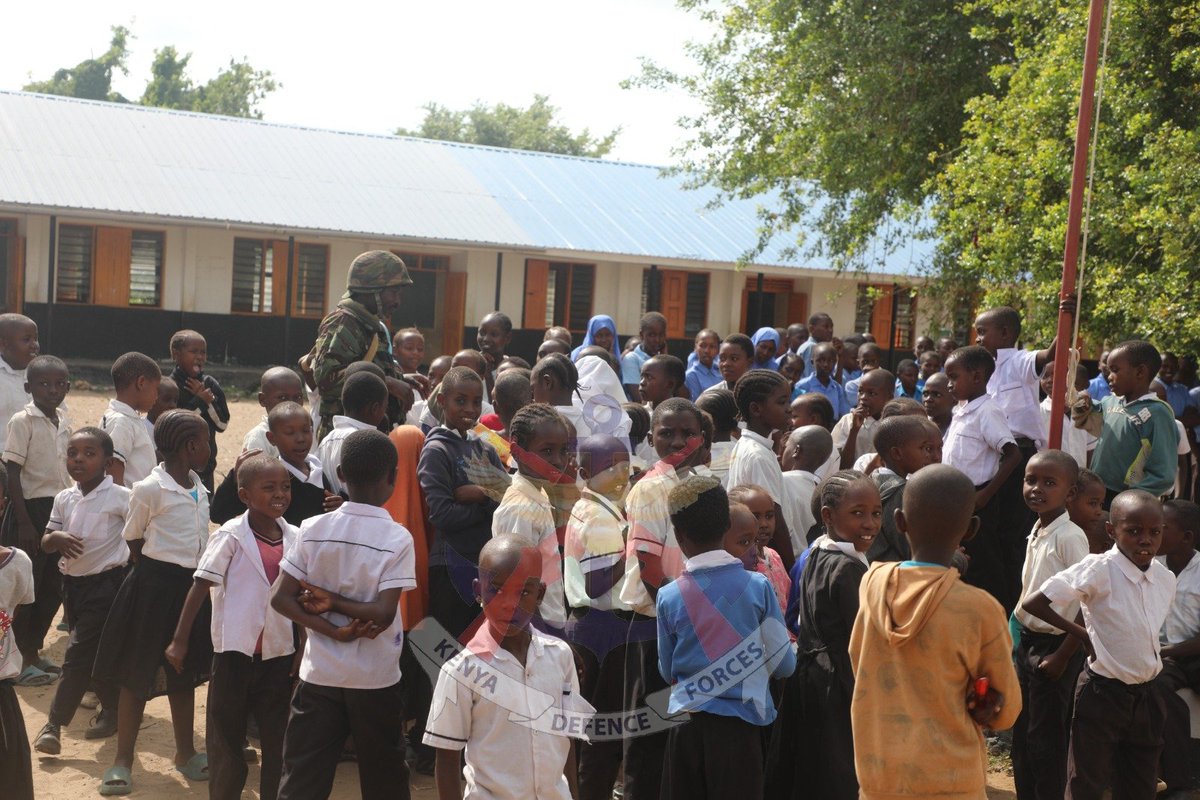 kdfinfo's tweet photo. Troops deployed under Operation Amani Boni in partnership with the US Army Civil Affairs team participated in donation of bookshelves to Safirisi Primary School in Lamu.
See more; https://t.co/rmunckNYvf https://t.co/dG51U2hbtl