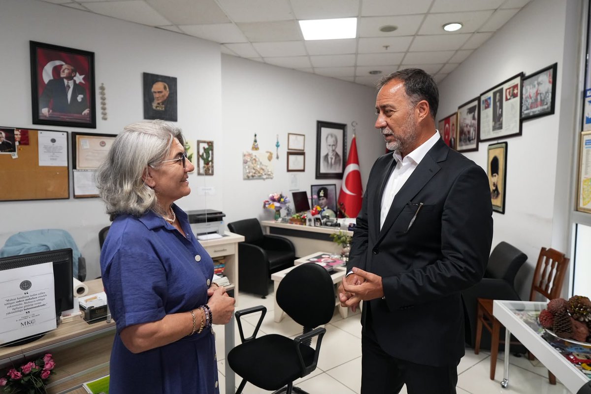 BBvolkanyilmaz's tweet photo. Çalışmalarımız sırasında kişisel çabalarla meydana getirilmiş güzel örneklere de tanık oluyoruz. Bunlardan birisi de Kartal Yeni Çarşı Mahallesi Muhtarımız Senem Özdemir'in kurduğu kütüphane.
Kitapseverlerin bağışlarıyla oluşturduğu küçük ama çok kıymetli kütüphanede 1000’i aşkın kitap bulunuyor. Hikaye kitaplarından üniversite hazırlık kaynaklarına kadar birçok eseri çocuklarımız ve gençlerimizle buluşturuyor. Yüzlerce evladımızın düşünsel ve akademik gelişimine destek olan bu örnek çalışması için kendisini kutluyor, gönülden teşekkür ediyorum.