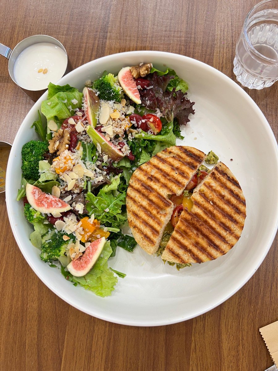 suni221103's tweet photo. [Quick u0026 easy 300-calorie lunch: Grilled chicken + roasted cherry tomatoes + quinoa! High protein, low carb, perfect for your fat loss journey  #FatLossMeal #HealthyEating]， https://t.co/lBPaaG11MD