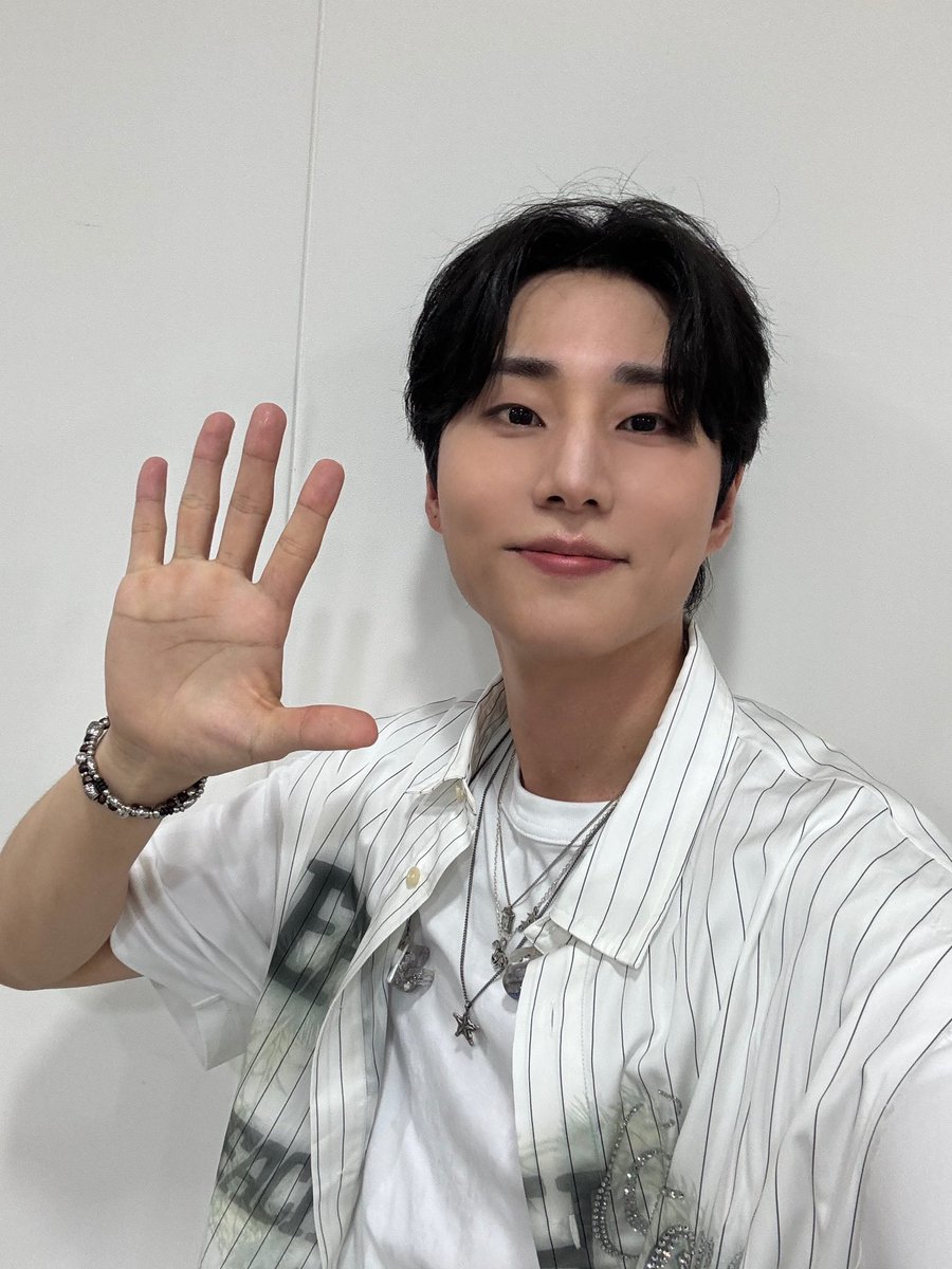 day6official's tweet photo. [ #DAY6_BEHIND ]

문을 열고 My Day를 만난 오늘 🚪함께해서 즐거웠던 첫 버스킹 

✅ Coming soon...🏀🏅

#DAY6 #데이식스
#YoungK #영케이
#YOUNGEST
#Shut_The_Door https://t.co/pYmGUIi21E