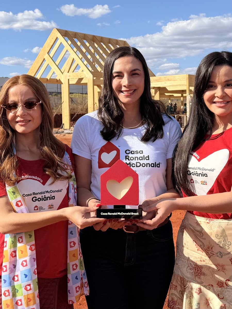 MariaClara3786's tweet photo. "Mais do que um gesto, um ato de amor. ❤️ Ver a Maiara e a Maraísa fazendo parte de um projeto tão especial aquece o coração e mostra que a solidariedade transforma vidas. Que Deus continue abençoando cada passo de vocês. 🏡✨ #MaiaraEMaraísa #CasaRonaldMcDonald #Embaixadoras https://t.co/LeyliPa2eI