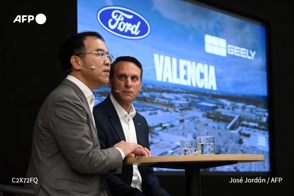 AFPespanol's tweet photo. El fabricante estadounidense de automóviles Ford anunció que creará una empresa conjunta con el chino Geely en su planta española de Valencia, que se encuentra en dificultades, y que producirá cuatro nuevos modelos de ambas compañías. Ford tendrá el 66% y Geely, el 34% #AFP https://t.co/6Izoc5lQFj