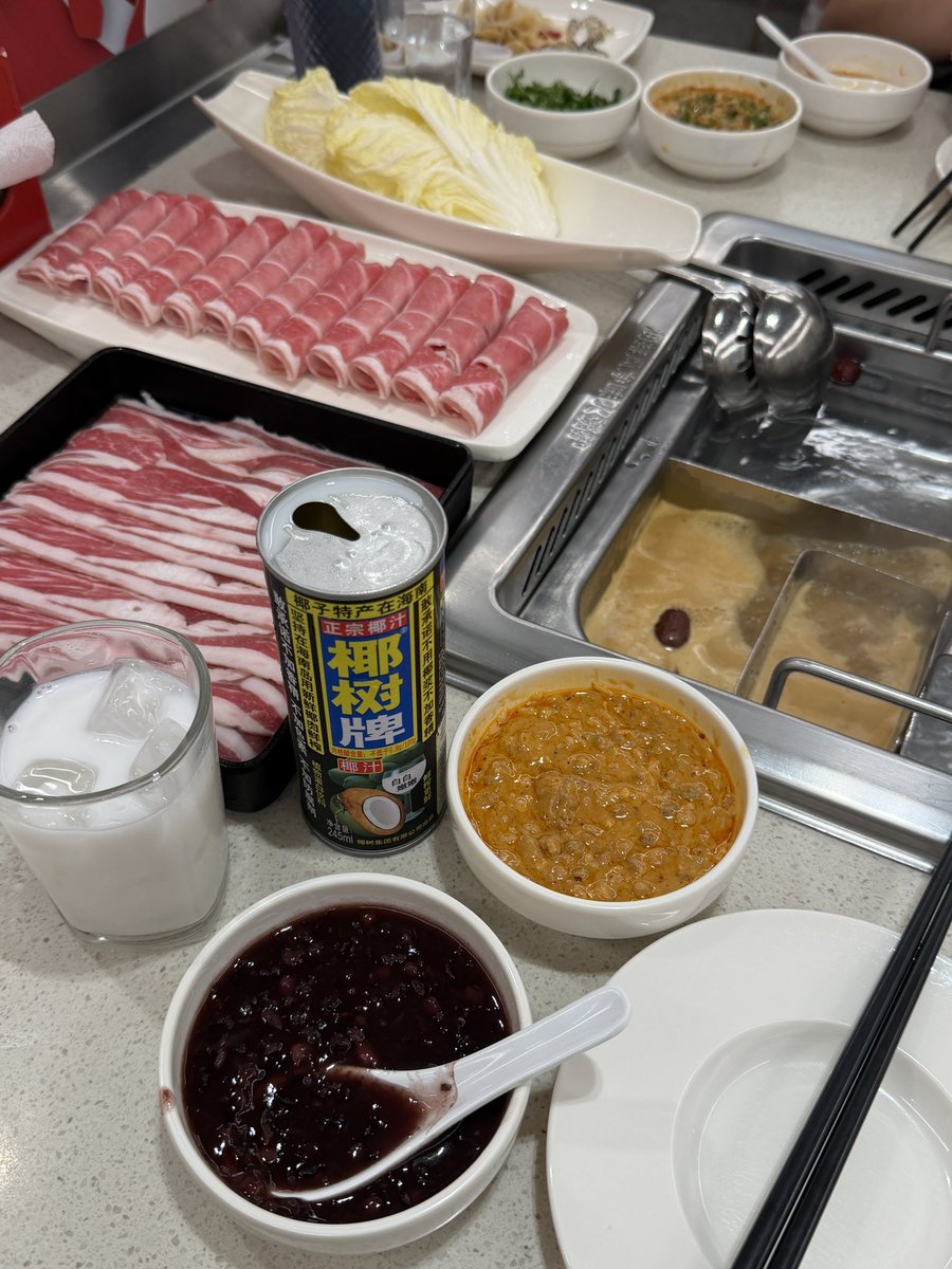 myujine's tweet photo. 헐 나 이거 완전 까먹고있었어... 
메기살덮밥도 정말 맛있구요 아일릿퍼디선생님소스도 정말 너무 맛있구요
오늘은 제가 소스바에 있는 소스들로 홍탕만들어먹었는데 정말 성공적이고 9천원 아껴서 고기한판 더 시켰습니다🫰🏻다들 해보세요~ https://t.co/QcSozRXHaB