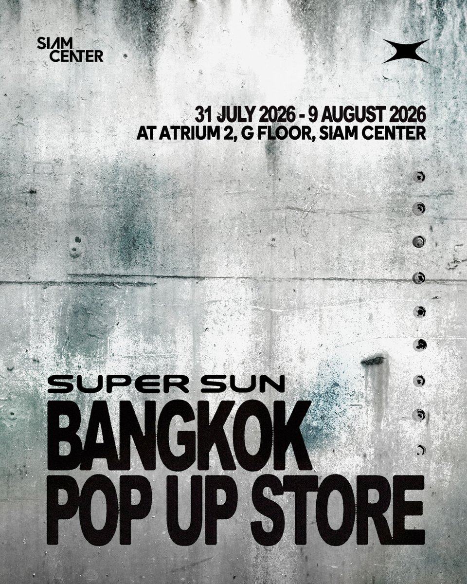 woopmag's tweet photo. ‘ซี พฤกษ์’ #ZeePruk  ลุยพาร์ทธุรกิจ เตรียมเปิด POP-UP STORE ‘SUPER SUN’ ครั้งแรกในไทย
ยกคอลเลคชันใหม่ เน้นเปิดกว้างด้านแฟชั่น

#SUPERSUN
#SSOUTERSPACE
#SUPERSUNxSIAMCENTER
#SUPERSUNPOPUP
#SUPERSUNPOPUPINBKK

เบื้องหน้ากับการทำงานในวงการบันเทิง ‘ซี พฤกษ์ พานิช’ พร้อมลุยเต็มที่ ควบคู่กับบทบาทการเป็นนักธุรกิจที่ทั้งสนุก ได้คิดนอกกรอบ ออกไอเดียในการดีไซน์แบรนด์ ‘SUPER SUN’ สินค้าไลฟ์สไตล์ และ Street Wear ที่เดินหน้าทำมากว่า 3 ปี ด้วยการออกแบบที่เน้นความเรียบง่ายแต่เต็มไปด้วยการเปล่งประกายจากภายใน ตามคอนเซปต์แบรนด์ ‘Shine from the Inside’ พร้อมซัพพอร์ตได้ทุกคนมั่นใจในสไตล์ของตัวเอง โดยมองว่าตัวตนไม่ควรถูกจำกัดด้วยนิยามใด ๆ
และถือเป็นครั้งแรกในไทยสำหรับ SUPER SUN ที่จะเปิด POP-UP STORE ณ Siam Center ในงาน ‘SUPER SUN BANGKOK POP UP STORE’ ซึ่งถือเป็นก้าวสำคัญในการขยายจากช่องทางออนไลน์และกิจกรรมอีเวนต์ สู่การสร้างประสบการณ์รีเทลออฟไลน์ เพื่อมอบประสบการณ์การช้อปปิ้งให้กับผู้ชื่นชอบ SUPER SUN ให้ได้สัมผัสสินค้าคุณภาพจากคอลเลกชันใหม่ที่ออกแบบมาอย่างใส่ใจ และดีไซน์ที่แตกต่างอย่างมีเอกลักษณ์
คอลเลกชันใหม่ OUTER SPACE ได้รับแรงบันดาลใจจากความกว้างใหญ่ของจักรวาล และพลังงานที่ซ่อนอยู่ภายในดวงดาว ผ่าน Blue Supergiant ดาวฤกษ์ที่มีอุณหภูมิสูง เปล่งแสงเป็นสีน้ำเงิน หรือขาวอมฟ้า และ Non-Luminous Flame เปลวไฟสีน้ำเงินที่นิ่ง สงบ มีอุณหภูมิสูง ทำให้คอลเลกชัน OUTER SPACE ไม่ได้หมายถึง พื้นที่นอกโลก แต่เป็นพื้นที่นอกกรอบของคนที่กล้าแตกต่าง เหมือนกับแนวคิดของ SUPER SUN ซึ่งจะมีทั้ง สินค้า Ready-to-Wear กระเป๋า และเครื่องประดับ รวมถึงไอเท็มซิกเนเจอร์ ที่ตอบโจทย์การแต่งตัวในทุกลุค ทุกสไตล์
งานนี้ ‘ซี พฤกษ์’ ได้เผยว่า “เป็นอีกหนึ่งการเติบโตของ SUPER SUN เราเริ่มจากก้าวเล็ก ๆ จากออนไลน์ สู่ POP UP STORE ครั้งแรก งานนี้เลยเต็มไปด้วยพลังของผมที่อยากให้งานออกมาดี และประทับใจทุกคน รวมถึงคนในทีมต่างตั้งใจ และทุ่มเทสุด ๆ เพื่อให้คนที่ชื่นชอบแบรนด์ของเราได้มาสัมผัสคอลเลกชันนี้ที่ POP UP STORE ครับ”
เพราะเสื้อผ้าสะท้อนตัวตน และเสริมความมั่นใจ ‘SUPER SUN’ จึงให้ความสำคัญทุกขั้นตอน โดย ‘ซี’ ในฐานะผู้ก่อตั้ง SUPER SUN ร่วมทำงานกับทีมตั้งแต่การวางแนวคิด การออกแบบคอลเลกชัน การวางคอนเซปต์ที่มีความชัดเจนเป็นตัวตนของ SUPER SUN รวมถึงเรื่องคุณภาพในการเลือกสรรวัสดุ โดยมีการใช้เทคนิคการผลิตที่ช่วยสร้างเอกลักษณ์ให้กับแต่ละสินค้า ไม่ว่าจะเป็นการทำให้ผ้าขาด (Distressed), การพ่นสี (Spray Effect), การฟอกผ้า (Garment Wash) รวมถึงเทคนิคงานฝีมือ ที่ทำให้แต่ละชิ้นมีรายละเอียดเฉพาะตัว สะท้อนแนวคิดของแบรนด์ที่เชื่อว่า ความแตกต่างคือเอกลักษณ์ รวมถึงการตัดเย็บเพื่อให้สวมใส่ง่าย สบาย เปิดกว้างสำหรับทุกคน
สำหรับความพิเศษในงาน ‘SUPER SUN BANGKOK POP UP STORE’ มีกิจกรรมมากมายทั้ง ‘ซี พฤกษ์’ ที่จะมาร่วมเปิด Pop-up Store รวมถึงมี Exclusive Siam Center Item สินค้าสีพิเศษ วางจำหน่ายเฉพาะที่ Pop-up Store เท่านั้น รวมถึง โปรโมชันส่วนลด ของสมนาคุณ และของรางวัลพิเศษ สิทธิพิเศษสำหรับสมาชิก ONESIAM ทั้งของขวัญพิเศษสำหรับวันเปิดงาน และของเซอร์ไพรส์แจกทุกวัน นอกจากนี้ภายในงานยังมี Photo Booth มาร่วมสร้างสีสันให้กับคนรัก SUPER SUN ได้ประทับใจ เตรียมช้อปสะท้อนไลฟ์สไตล์ของตัวเองได้ตั้งแต่วันที่ 31 กรกฎาคม 2026 – 9 สิงหาคม 2569 ณ Atrium 2 ชั้น G สยามเซ็นเตอร์