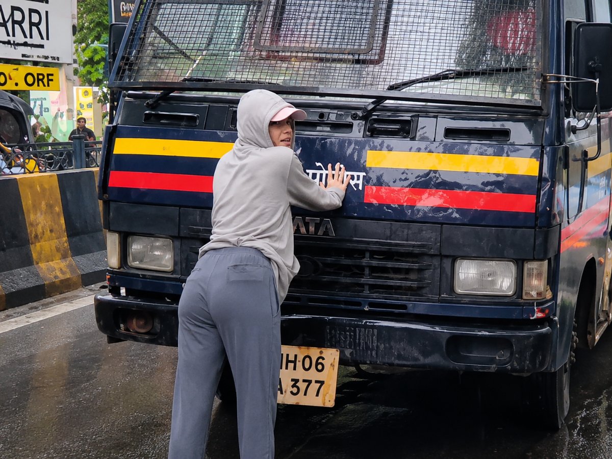 NewsX's tweet photo. Who is Rhiya Ahir? 27-Year-Old Woman Who Stopped Mumbai Police Van To Free Detained Protesters

https://t.co/DiNe4mNY8Z https://t.co/P3C31Avjyf