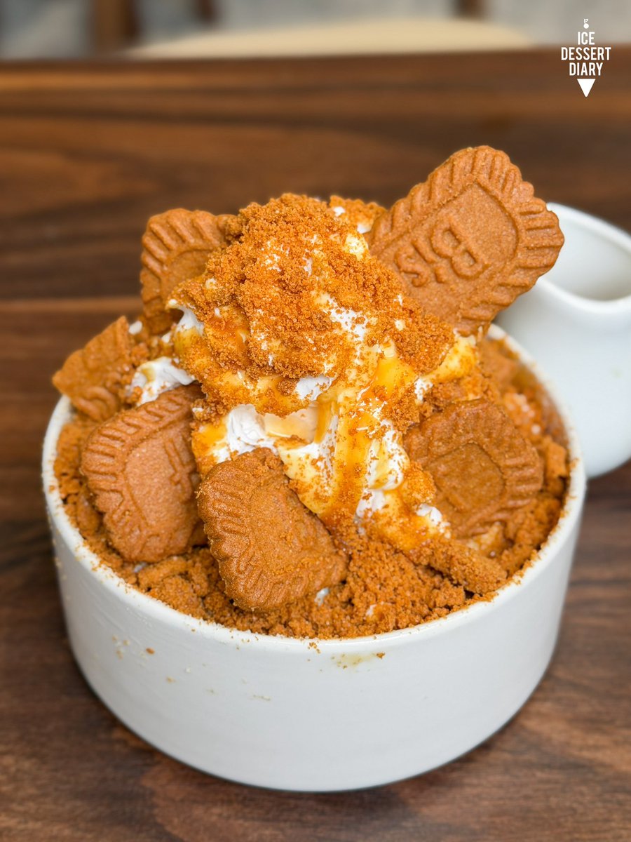 icedessertdiary's tweet photo. กลับมาเปิดแล้ววว 😭 Sulbing ร้านบิงซูในตำนานที่เรารัก จัด Lotus Biscoff มา ในถ้วยจะมีบิงซู ไอติมวนิลลา คุกกี้บิสคอฟ แล้วก็ซอสกาแฟเข้มๆ ตอนแรกไม่กล้าราดกาแฟเยอะ พอราดไป กาแฟเข้มๆ เข้ากับบิงซูและบิสคอฟมาก อร่อยอ่ะ 😋 ร้านอยู่ central northville น้า

@aroii #อร่อยบอกต่อ https://t.co/RrChiuIGTZ