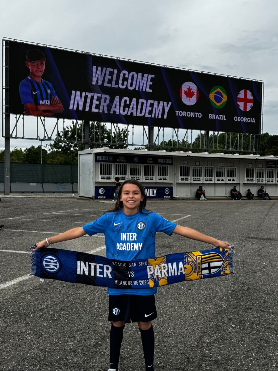gisellycorreab_'s tweet photo. Primeira escolinha da Inter de Milão voltada exclusivamente ao futebol feminino no Brasil será inaugurada em Curitiba

A primeira unidade da Inter Academy Brazil voltada exclusivamente ao futebol feminino no Brasil inicia suas atividades nesta sexta-feira (24), em Curitiba. Desenvolvido em parceria com a Soxxer Academy, o projeto é destinado a meninas de 3 a 17 anos e utilizará a metodologia oficial da Inter de Milão na formação das atletas.
O evento de lançamento acontece no Futebol América Sports, no bairro Jardim das Américas, e contará com uma aula prática para apresentar a metodologia de treinamento do clube italiano. A proposta é contribuir para o desenvolvimento do futebol feminino desde as categorias de base, oferecendo uma estrutura voltada à formação esportiva e pessoal das jovens jogadoras.
"O crescimento do futebol feminino começa na base. Ter um espaço dedicado e estruturado para meninas de 3 a 17 anos, respaldado por um gigante do futebol europeu como a Inter de Milão, é um passo histórico para a nossa região. Queremos formar não apenas atletas de alto nível, mas dar todas as ferramentas de desenvolvimento para essa nova geração", destaca Roberto Bonnet, sócio-fundador da Soxxer.
"A Inter Academy busca transformar vidas pelo esporte e aproximar o público ao clube italiano. No Brasil, enxergamos um potencial enorme de formação no futebol feminino, e a parceria com a Soxxer nos permite oferecer essa metodologia de excelência para garotas que sonham em evoluir na modalidade", afirma Marcelo Bernardo, gestor da Inter Academy Brazil.
A unidade funcionará no Futebol América Sports, em Curitiba, com vagas limitadas para as participantes. Na imagem, uma atleta da Inter Academy de São Paulo.