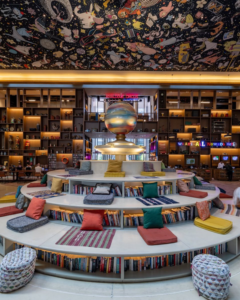 VisitDubai_DE's tweet photo. Ein Hotel mit vielen Möglichkeiten ✨

Besonders der  kreative Coworking-Spot im Lobbybereiche ist sehr beliebt.💻

Der Blick von der Dachterrasse auf das Museum of the future ist ein echtes Highlight.

📍25 Hours Hotel Dubai 

📸 IG/ 25hourshoteldubai
#VisitDubai https://t.co/oly6h4GguY