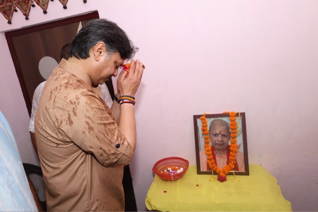 RajeshwarS73's tweet photo. आज अमौसी बाज़ार स्थित श्री हरि शंकर अवस्थी जी के आवास पहुँचकर उनके पूज्य पिताश्री स्वर्गीय श्री सत्य कुमार अवस्थी जी के निधन पर शोक-संतप्त परिवार से भेंट की और अपनी विनम्र श्रद्धांजलि अर्पित की।

इस दुःखद घड़ी में परिवार के सदस्यों से आत्मीय संवाद कर उनका कुशलक्षेम जाना तथा उन्हें हरसंभव सहयोग का आश्वासन दिया। ईश्वर से प्रार्थना की कि दिवंगत पुण्यात्मा को अपने श्रीचरणों में स्थान प्रदान करें तथा शोकाकुल परिवार को इस अपार दुःख को सहन करने की शक्ति एवं संबल प्रदान करें। ॐ शान्तिः।

इस अवसर पर श्री हरि शंकर अवस्थी जी, श्री कृष्ण कुमार अवस्थी जी, श्री मुकेश अवस्थी जी, श्री गया प्रसाद अवस्थी जी, श्री सुरेश अवस्थी जी, श्री सर्वेश अवस्थी जी, श्री संतोष अवस्थी जी सहित समस्त परिवारजन उपस्थित रहे। साथ ही मंडल अध्यक्ष श्री के.के. श्रीवास्तव जी, उपाध्यक्ष श्री दीपक शाह जी, टीम राजेश्वर से श्री प्रदीप मिश्रा जी, श्रीमती पूजा सिंह जी, श्री राकेश मिश्रा जी, श्री राजू तिवारी जी, श्री सरोज शर्मा जी एवं अन्य सम्मानित क्षेत्रवासी एवं शुभचिंतक भी उपस्थित रहे।