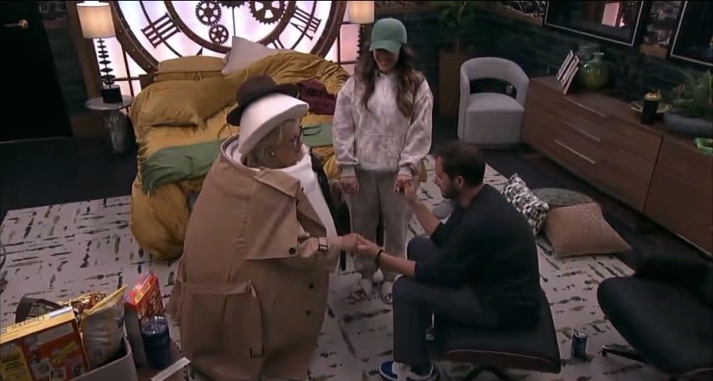 taylorfan1's tweet photo. y’all are so obsessed with whining about the vets and trying to humble them and paint them as bad players but you could never make me hate them or convince me they’re ruining this season when they’re the only ones playing the game hard in that house #staymad #bb28 https://t.co/1KN0RnfrbR