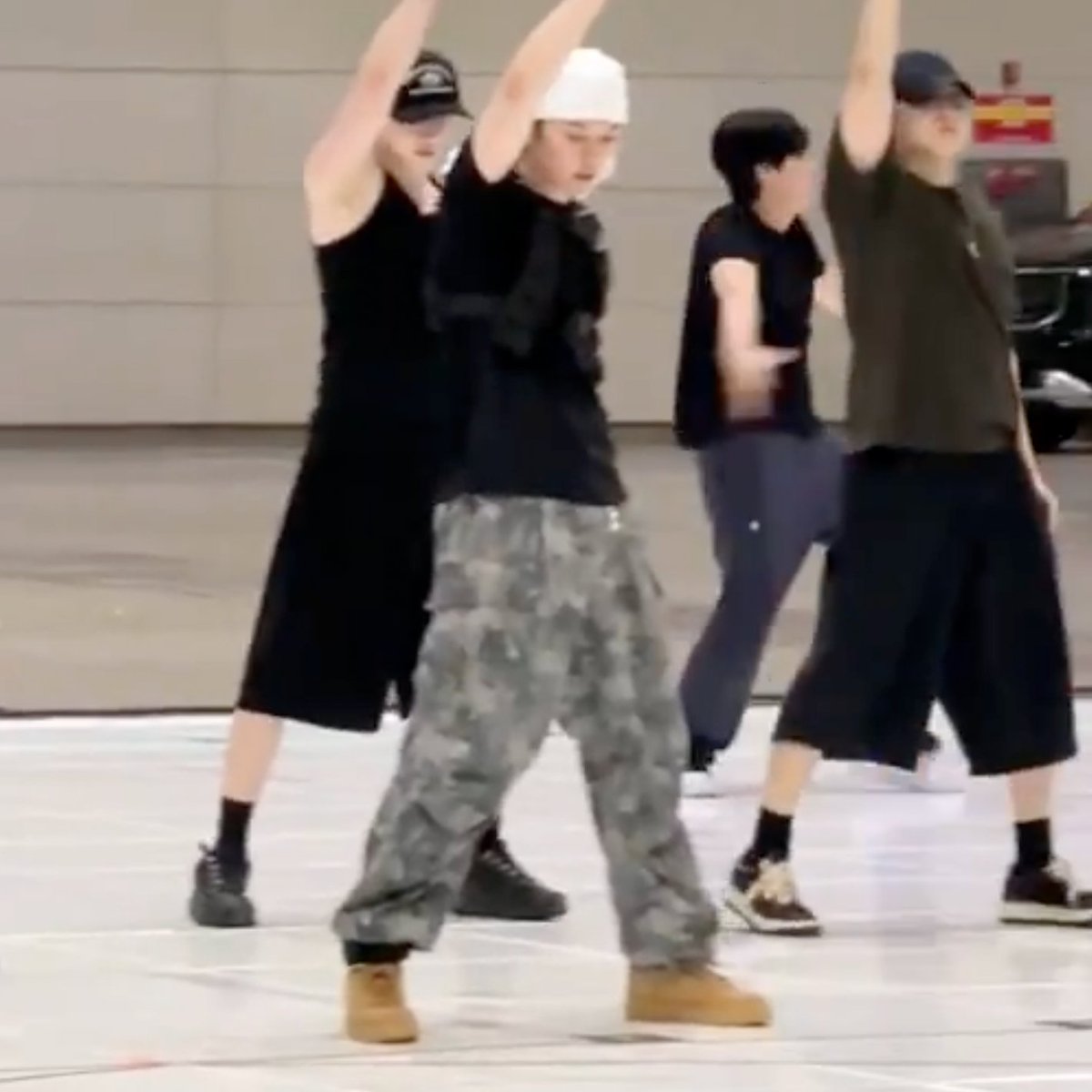jae_miso's tweet photo. weighted vest AND ankle weights https://t.co/Umw9FjRIHB