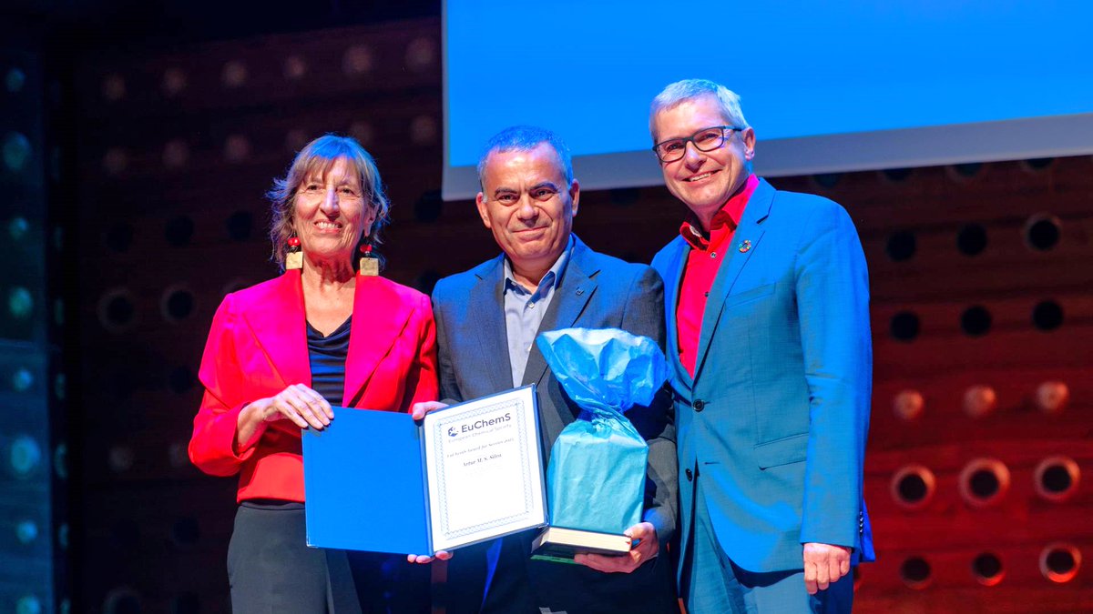 UnivAveiro's tweet photo. Artur Silva, Reitor da UA, foi distinguido pela Sociedade Europeia de Química com o Award for Service 2025. Um reconhecimento que destaca o seu compromisso excecional com a promoção da Química na Europa.  

Notícia em https://t.co/iBy0SwyfNw https://t.co/1tNClEKDGN