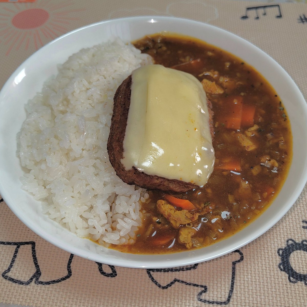 goqsg4EjhJdRaSG's tweet photo. 朝カレー‼️🍛
マルシンハンバーグとチーズ🧀載せ～😸
かなりの満足度🐷🐷🐷
さあ今日も元気に行きますよ～💪🐶
#マルシンハンバーグ https://t.co/FNOgFTi8uX