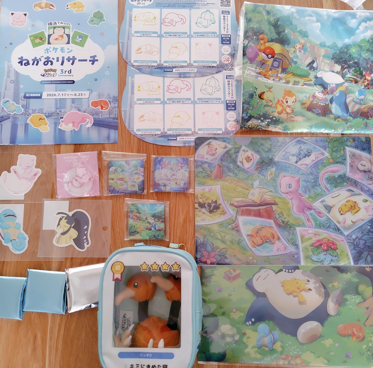 sipokeslee's tweet photo. #ポケスリ3周年をみんなで
7/20 17時頃にショップへ
けっこう売り切れがあった
アスクタのvol.1とキャンバスアートのメインヒジュアルがほしかったけど買えなかった🥺
で、その代わりvol.4とTシャツを購入
画像で見るのとけっこう質感が違うのが多くて現物のがかわいかった！
から缶バッチ買っちゃった https://t.co/cKcjd7WtKW