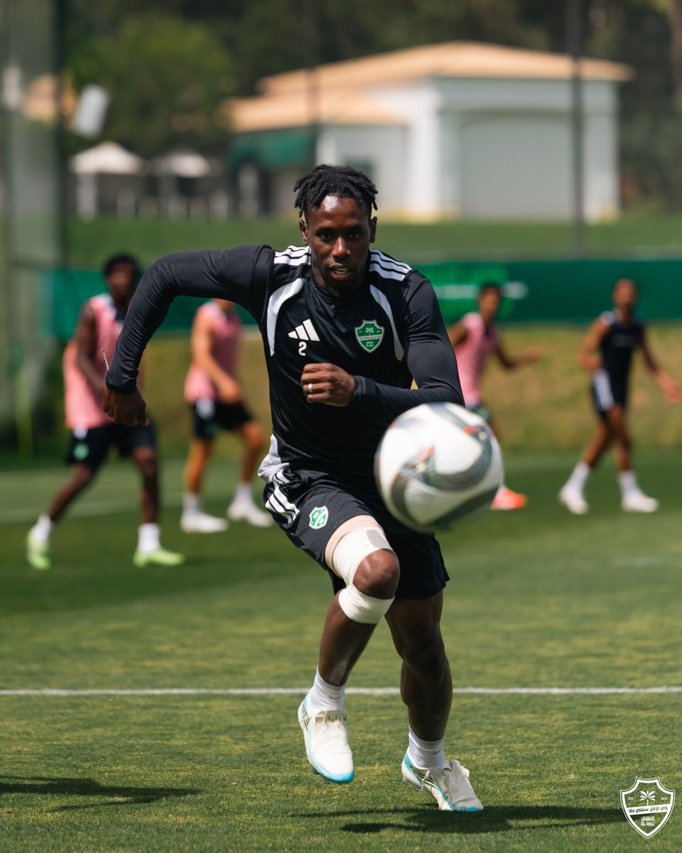 ALAHLI_FC's tweet photo. 💪

#الأهلي | #بطل_القارة_في_البرتغال https://t.co/xjWLUQFBWU