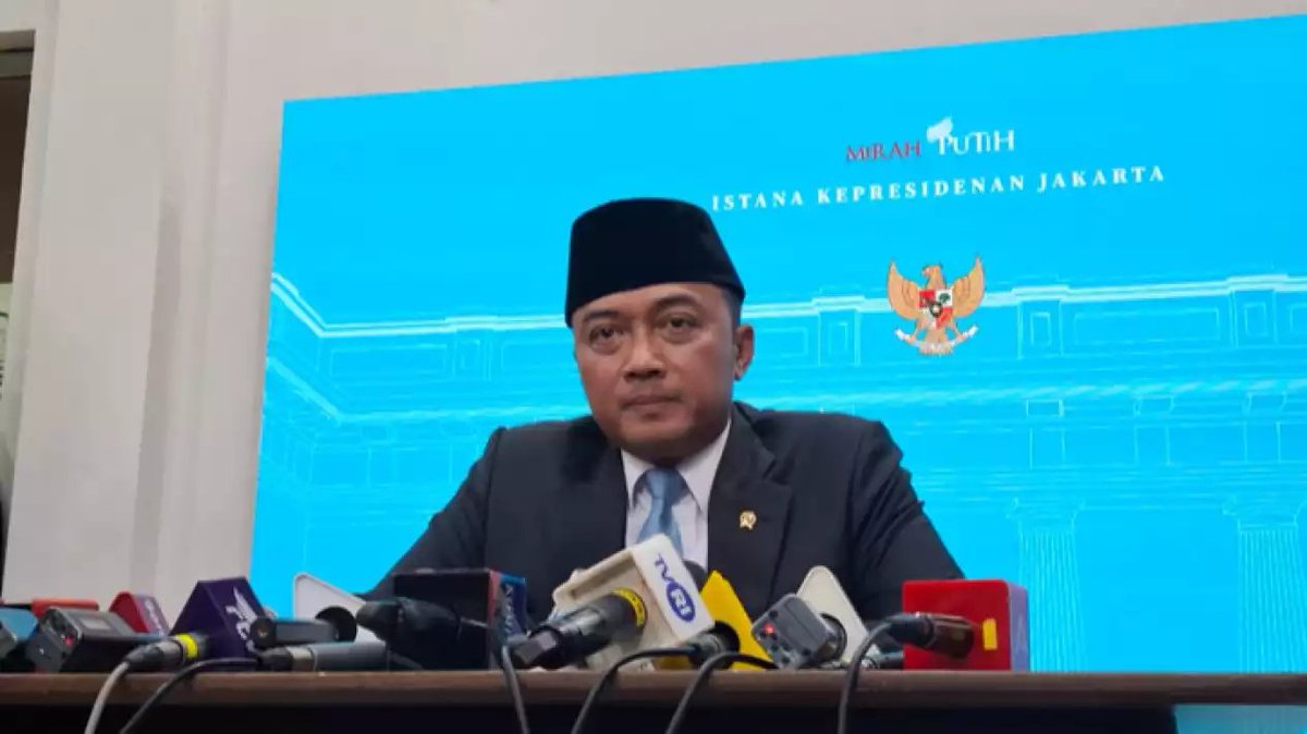 LambeSahamjja's tweet photo. klarifikasi istana soal universitas republik indonesia:
- benar ada program tersebut 
- URI ini semacam sekolah khusus buat nyiapin calon pemimpin negara
- kayak pejabat pemerintahan, gubernur, bupati
- contohnya niru negara prancis yang punya kampus khusus namanya ENA/INSP
- yang wajib diikuti semua pejabat penting mereka