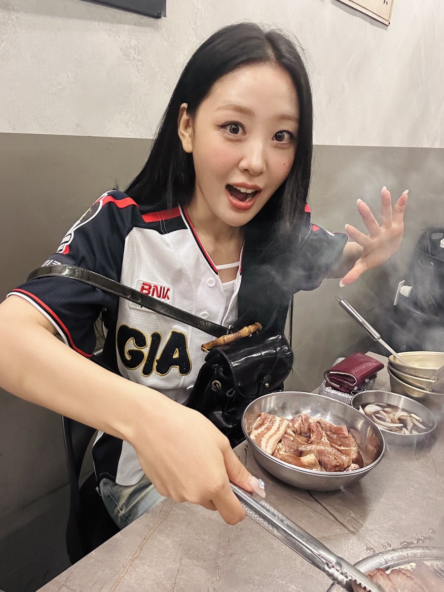 yvesnights's tweet photo. she’s so girlfriend https://t.co/spuc41UIrX