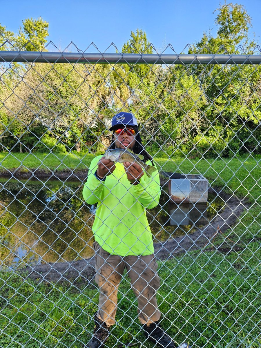 DkowskiDkowski3's tweet photo. Literally just got paid to fish for 3.5 hours… &amp; caught a lil Bass.
The 6/7 pounder got away tho 😅 https://t.co/23eyOMCQiF