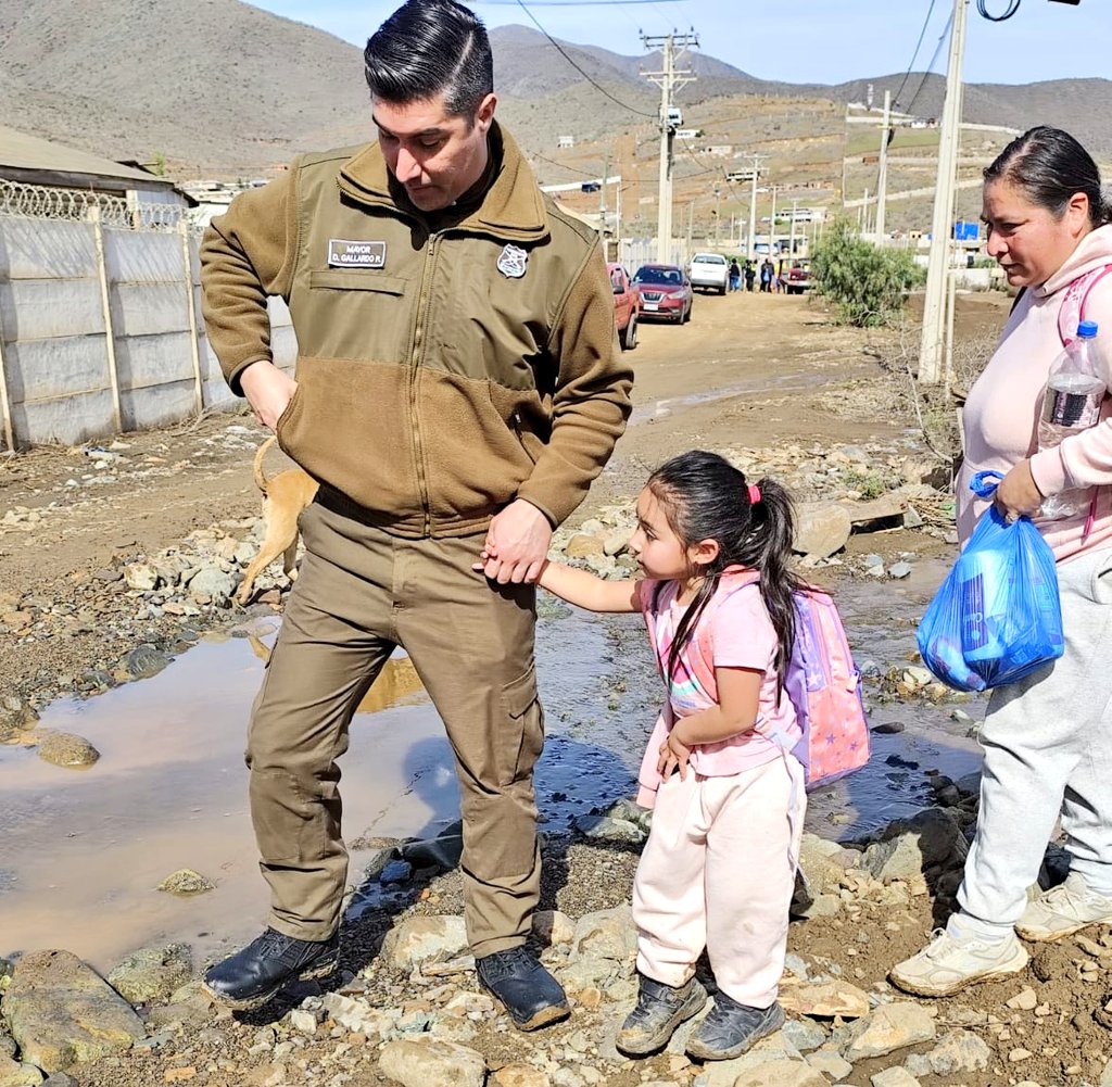 CarabCoquimbo's tweet photo. El acompañamiento y la contención también son parte de nuestro trabajo. Por eso, llegamos hasta #CruzDeCaña para apoyar a los vecinos damnificados por el sistema frontal, entregándoles ropa, zapatos y pañales reunidos. Porque durante la reconstrucción, seguimos en terreno 💚 https://t.co/OkewacJ1ae