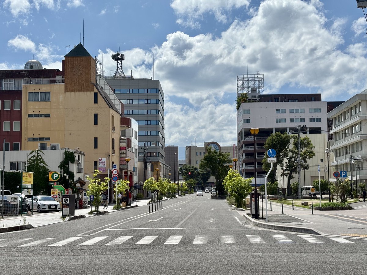 trmldd's tweet photo. 駅前周辺も県立医大の新キャンパスや新ビルも建ち、再開発の最中でも明るい雰囲気。
駅前・信夫・吾妻の各通りを縫うように面的な街が形成されている。
ローカル店が光りつつも、ロピアやメガドンキも進出し生活しやすい環境に。
箱庭のような街の魅力が、より深まり伝わっていけば良いな。
#福島市 https://t.co/MufW6ZhQeI