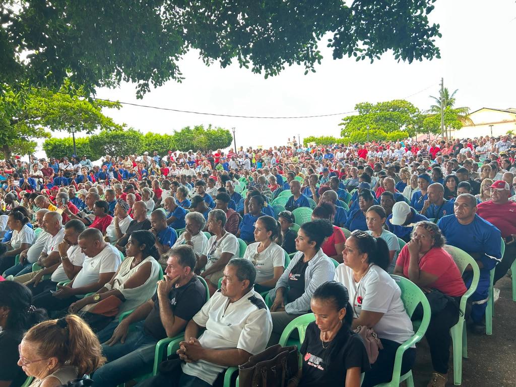 ImmerArr's tweet photo. 🇨🇺Cienfuegos se vistió de rojo y negro en el acto municipal con motivo del Aniversario 73 de los asaltos a los cuarteles Moncada y Carlos Manuel de Céspedes.

💙Una fecha cargada del patriotismo que gestaron los jóvenes del Centenario.
 #Cienfuegos 
#CubaNoSeRinde https://t.co/aJBa7Gt5RA