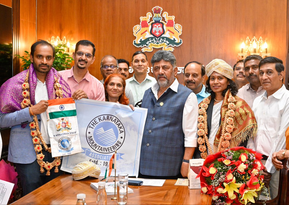 CMofKarnataka's tweet photo. ವಿಶ್ವದ ಅತಿ ಎತ್ತರದ ಶಿಖರವಾದ ಮೌಂಟ್ ಎವರೆಸ್ಟ್ ಅನ್ನು ಯಶಸ್ವಿಯಾಗಿ ಏರಿದ ಶ್ರೀ ಸಂತೋಷ್ ದೇವರಾಜ ಹಾಗೂ ಡಾ. ಚಿನ್ಮಯಿ ಅವರು ವಿಧಾನಸೌಧದಲ್ಲಿಂದು ಸನ್ಮಾನ್ಯ ಮುಖ್ಯಮಂತ್ರಿಗಳಾದ ಶ್ರೀ @DKShivakumar ಅವರನ್ನು ��ೇಟಿ ಮಾಡಿದರು. 

ಈ ವೇಳೆ ರಾಜ್ಯದ ಕೀರ್ತಿಯನ್ನು ವಿಶ್ವಮಟ್ಟದಲ್ಲಿ ಎತ್ತಿ ಹಿಡಿದ ಸಾಧಕರಿಬ್ಬರನ್ನೂ ಮುಖ್ಯಮಂತ್ರಿಗಳು ಸನ್ಮಾನಿಸಿ, ಅವರ ಸಾಧನೆ ಯುವಜನತೆಗೆ ಸ್ಫೂರ್ತಿಯಾಗಲಿ ಎಂದು ಶುಭ ಹಾರೈಸಿದರು.