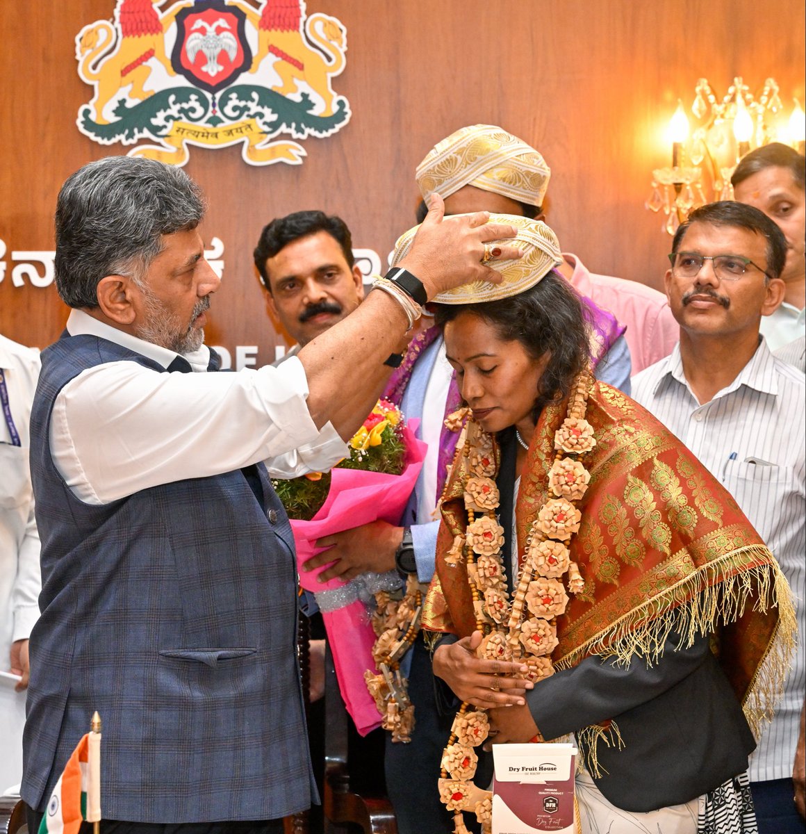 CMofKarnataka's tweet photo. ವಿಶ್ವದ ಅತಿ ಎತ್ತರದ ಶಿಖರವಾದ ಮೌಂಟ್ ಎವರೆಸ್ಟ್ ಅನ್ನು ಯಶಸ್ವಿಯಾಗಿ ಏರಿದ ಶ್ರೀ ಸಂತೋಷ್ ದೇವರಾಜ ಹಾಗೂ ಡಾ. ಚಿನ್ಮಯಿ ಅವರು ವಿಧಾನಸೌಧದಲ್ಲಿಂದು ಸನ್ಮಾನ್ಯ ಮುಖ್ಯಮಂತ್ರಿಗಳಾದ ಶ್ರೀ @DKShivakumar ಅವರನ್ನು ��ೇಟಿ ಮಾಡಿದರು. 

ಈ ವೇಳೆ ರಾಜ್ಯದ ಕೀರ್ತಿಯನ್ನು ವಿಶ್ವಮಟ್ಟದಲ್ಲಿ ಎತ್ತಿ ಹಿಡಿದ ಸಾಧಕರಿಬ್ಬರನ್ನೂ ಮುಖ್ಯಮಂತ್ರಿಗಳು ಸನ್ಮಾನಿಸಿ, ಅವರ ಸಾಧನೆ ಯುವಜನತೆಗೆ ಸ್ಫೂರ್ತಿಯಾಗಲಿ ಎಂದು ಶುಭ ಹಾರೈಸಿದರು.