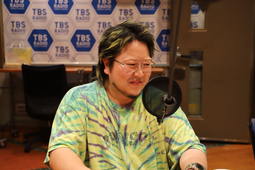 STARGLOWTHEBASE's tweet photo. #STARGLOW 放送中

🗣️#こっちのけんと さん
兄は「五角形全部完璧」
弟は「人なっつこさ」、
自分は何だろうと悩んだ。

ヒップホップ
父の影響での「フォークソング」
大学で学んだ「ディズニーソング」
この３つがMIXされて…

#スタベース
https://t.co/w8WQfArs7V https://t.co/OSm6Yj9dEu