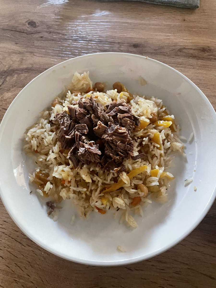 jollibee_vlog's tweet photo. まず最初に食べたかった中央アジア料理プロフ！

値段は900テンゲで300円くらい(ハーフでオーダー)
噂通り美味しい炊き込みご飯
量はちょっと少なめに感じたかな https://t.co/eH2uAOgzul