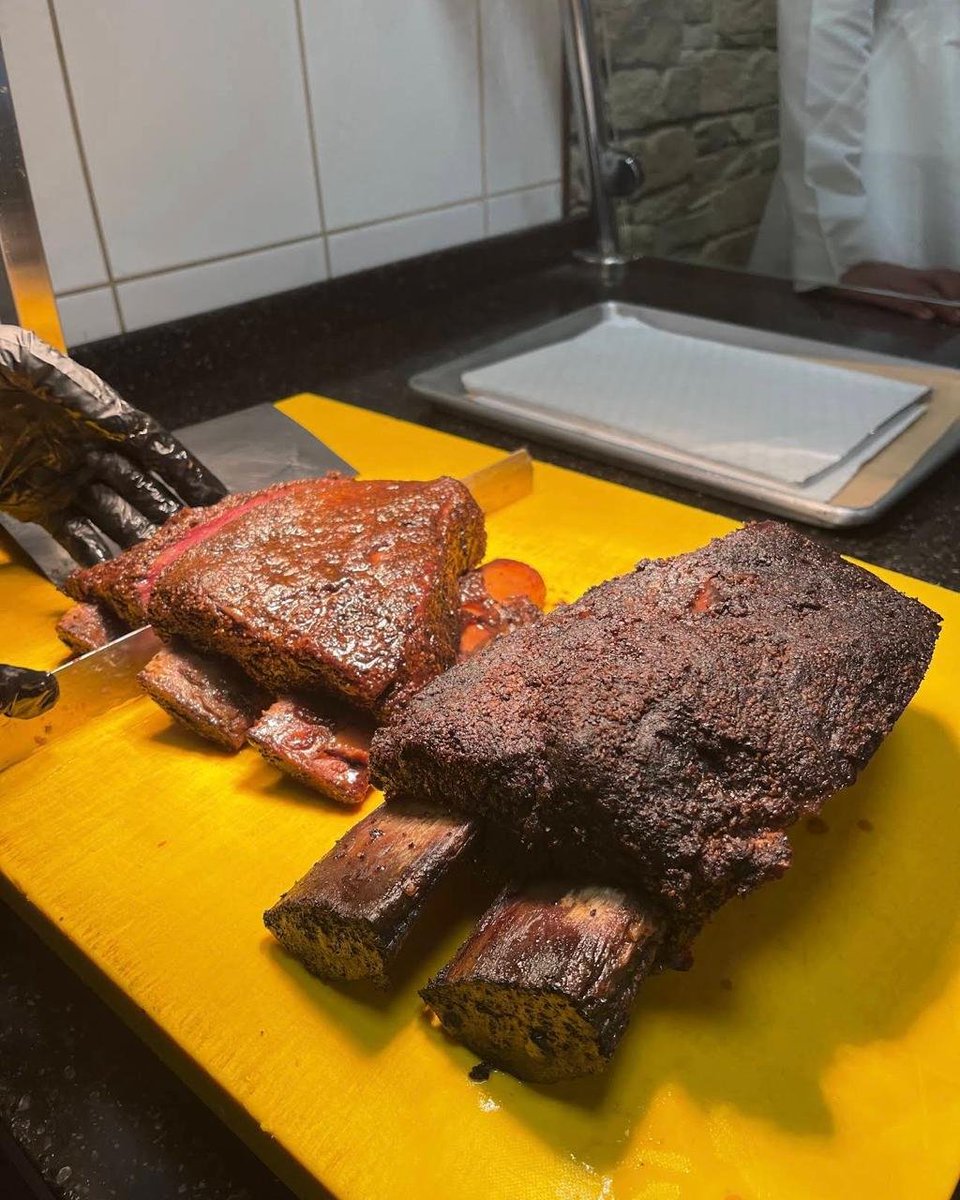 YallAmkenah's tweet photo. سموكي بيردز كيو 🥩🇺🇸 | الرياض - حطين 📍

جاي من تكساس مباشرة واثبت نفسه كواحد من أفضل مطاعم اللحوم المدخنة بالرياض 🇸🇦
بريسكت وأضلاع بقرية فاخرة مدخنة بطريقة أمريكية أصيلة 😋👌 https://t.co/nVJtg1WmVA