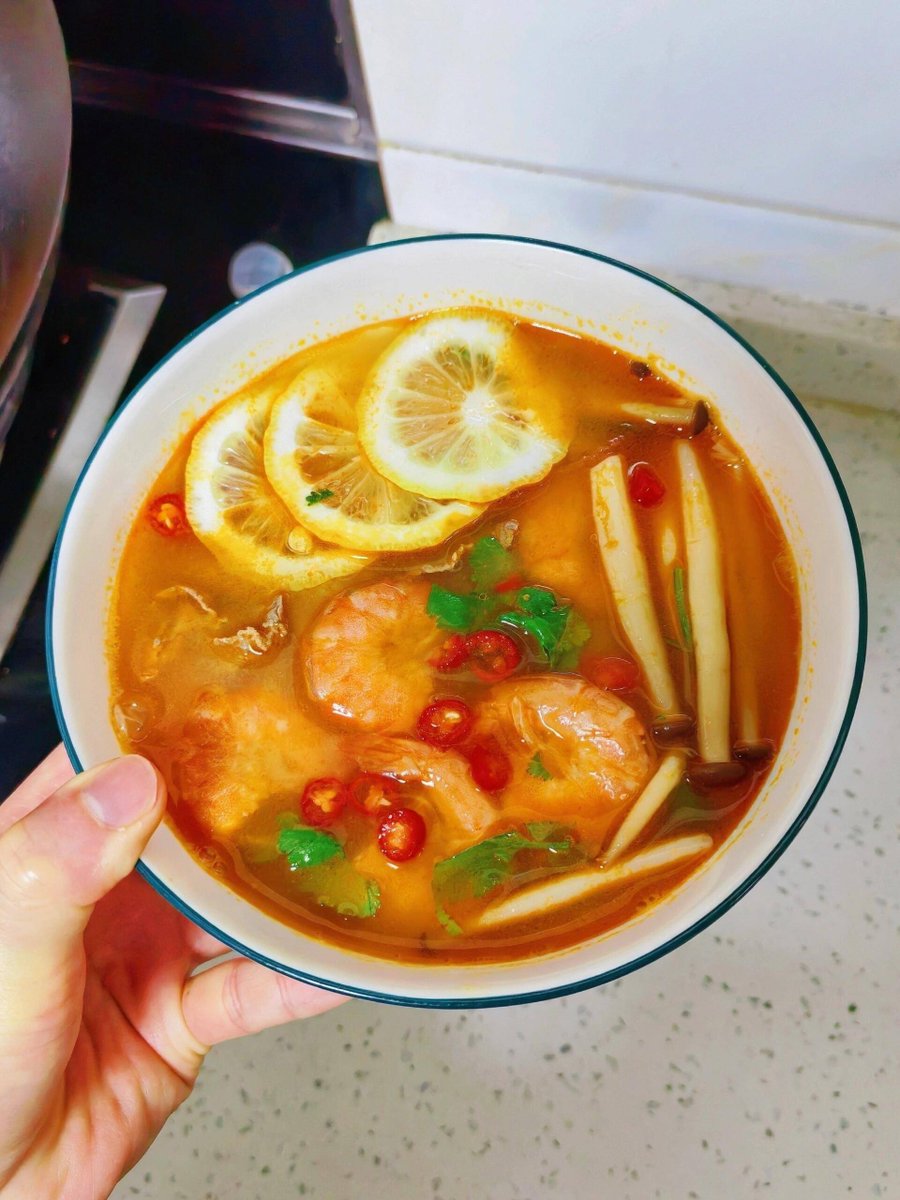 3uw3cm's tweet photo. Tried authentic Tom Yum Goong from a street stall in Bangkok—spicy, tangy, and so fragrant I ate the whole bowl in 10 mins! https://t.co/Y3wvuZ4l3s