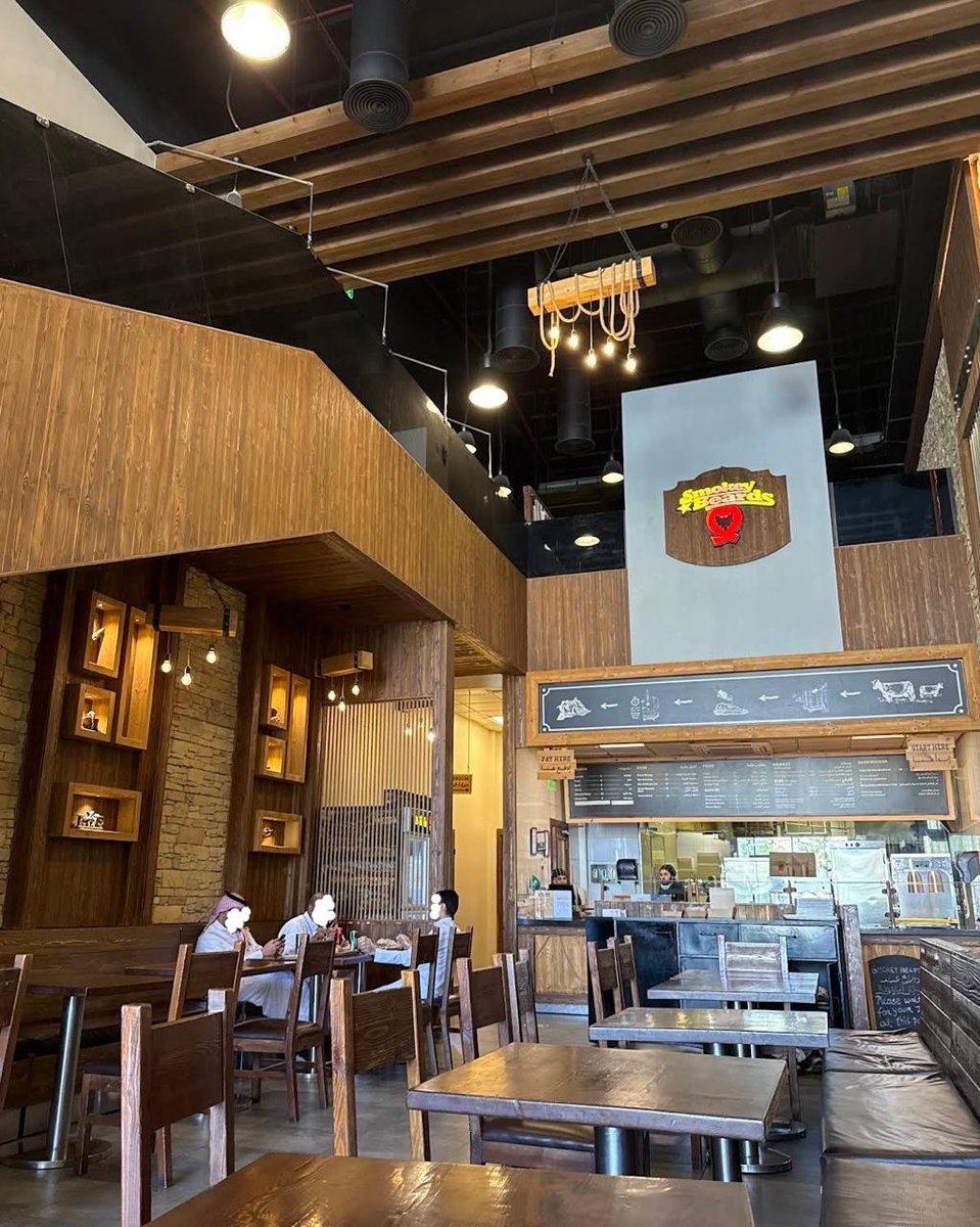 YallAmkenah's tweet photo. سموكي بيردز كيو 🥩🇺🇸 | الرياض - حطين 📍

جاي من تكساس مباشرة واثبت نفسه كواحد من أفضل مطاعم اللحوم المدخنة بالرياض 🇸🇦
بريسكت وأضلاع بقرية فاخرة مدخنة بطريقة أمريكية أصيلة 😋👌 https://t.co/nVJtg1WmVA