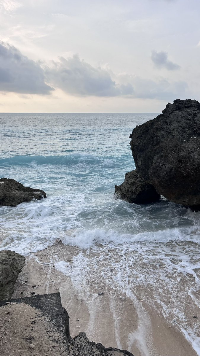 Sunflowdyuvc's tweet photo. bali memang gk pernah kehabisan tempat cantik ☀️ salah satu spot yang wajib masuk wishlist. ombaknya cantik, vibesnya bikin lupa pulang wkwk 🌊✨

#PantaiCemongkak #Bali #ExploreBali #HiddenGemBali #BeachVibes https://t.co/cVbCDdizDR