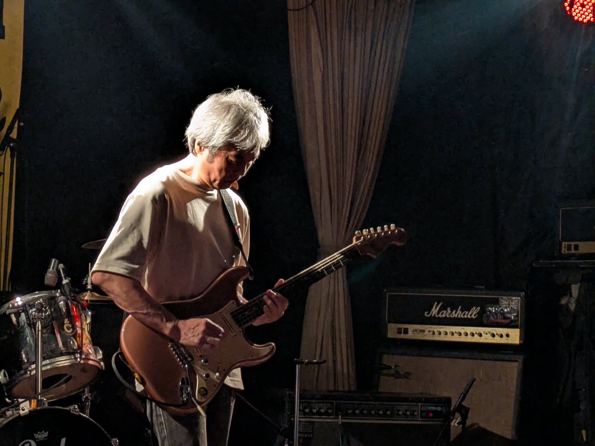 894055's tweet photo. 今夜は久々にHEAVENSDOORへ。

泥、熊のジョン、山際さん。
(でお先に失礼しました)

ギタリスト三者三様。
一人一人のスタイルがあるから
いいんだよね。

にしても
改めてHEAVENSDOORって
音いいね！
照明もいいね！！

PROVESも8/7。
楽しみだな！

#HEAVENSDOOR
#泥
#熊のジョン
#山際英樹 https://t.co/W1OhBZnf6s
