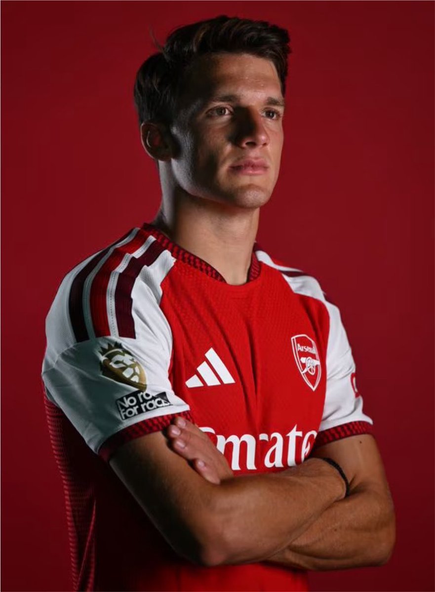 IDGoonerscom's tweet photo. Transfer IN Arsenal sejauh ini: 

- Pierro Hincapie, £34,5m dari Bayern Leverkusen.
- Illan Meslier, free transfer dari Leeds United.
- Christos Tzolis, £34m dari Club Brugge. 

Transfer OUT Arsenal sejauh ini:
- MBY Leandro Trossard, £15,3m ke Besiktas.
- Jakub Kiwior, £19m ke FC Porto.
- Karl Hein, £2,6m ke Werder Bremen. 

Baru keluarin £68,5m, dan dapat pemasukan juga dari penjualan pemain. Harusnya bisa ini beli 1 pemain di atas 100m dan 1 lagi di bawah itu. Dengan catatan ada transfer out yang menyusul juga.