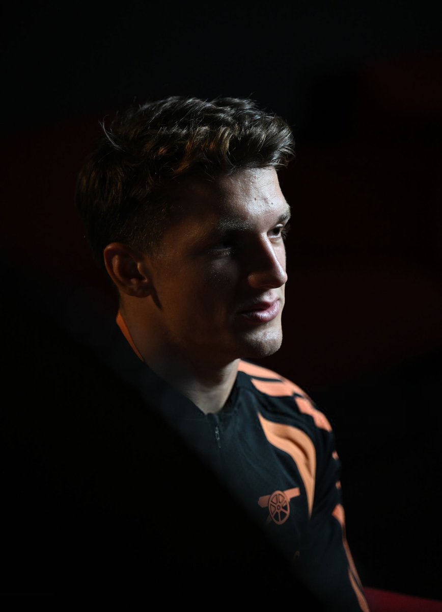 IDGoonerscom's tweet photo. Transfer IN Arsenal sejauh ini: 

- Pierro Hincapie, £34,5m dari Bayern Leverkusen.
- Illan Meslier, free transfer dari Leeds United.
- Christos Tzolis, £34m dari Club Brugge. 

Transfer OUT Arsenal sejauh ini:
- MBY Leandro Trossard, £15,3m ke Besiktas.
- Jakub Kiwior, £19m ke FC Porto.
- Karl Hein, £2,6m ke Werder Bremen. 

Baru keluarin £68,5m, dan dapat pemasukan juga dari penjualan pemain. Harusnya bisa ini beli 1 pemain di atas 100m dan 1 lagi di bawah itu. Dengan catatan ada transfer out yang menyusul juga.